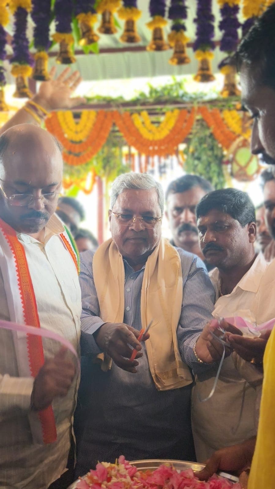 ರಾಜಕೀಯ ಕಾವು, ಸ್ಟಿಂಗ್ ವಿವಾದದ ನಡುವೆಯೂ ಹುಟ್ಟೂರಿನ ದೇವಾಲಯ ಉದ್ಘಾಟನೆಯಲ್ಲಿ ಸಿದ್ದರಾಮಯ್ಯ ಭಾಗಿ