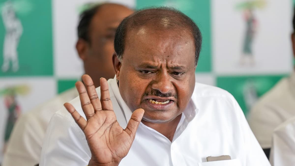 ಪೊಲೀಸ್ ಕಚೇರಿ ಮುಂಭಾಗದ ಧರಣಿ ಅಂತ್ಯಗೊಳಿಸಿದ ಎಚ್.ಡಿ. ಕುಮಾರಸ್ವಾಮಿ